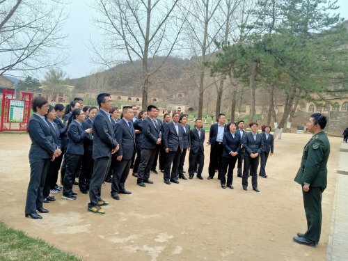 中國(guó)農(nóng)業(yè)銀行府谷支行的學(xué)員正在延安南泥灣炮兵學(xué)校聽(tīng)講解員講述炮兵學(xué)校的歷史